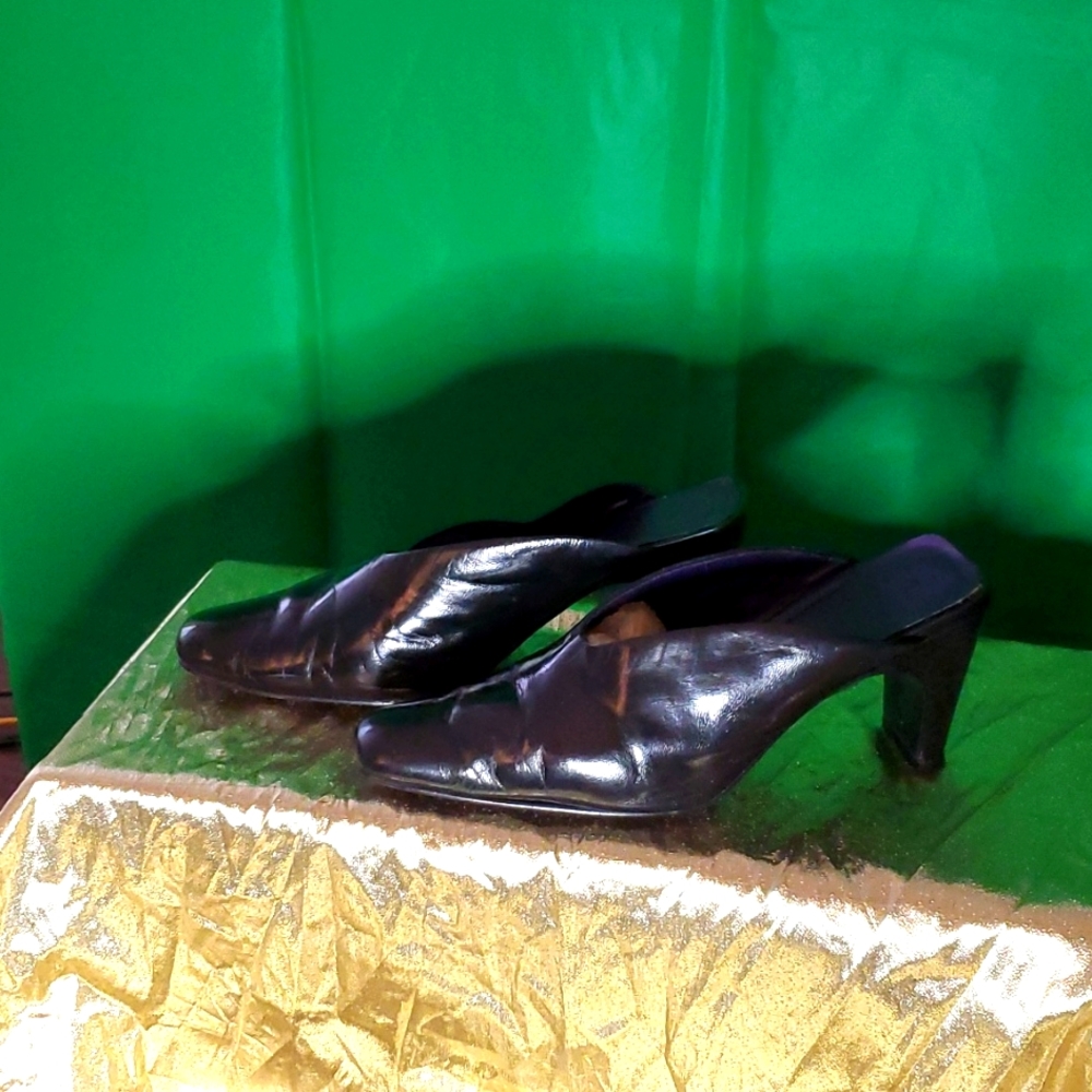 ❌️❌️FINAL MARKDOWN❌️❌️ STEFANI COLLECTION BLACK LEATHER MULES SZ 9
